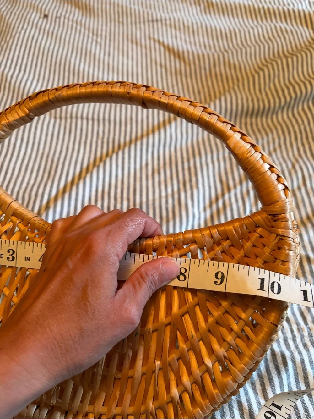 Woven Round Handle Women’s Basket Bag in Natural Tan